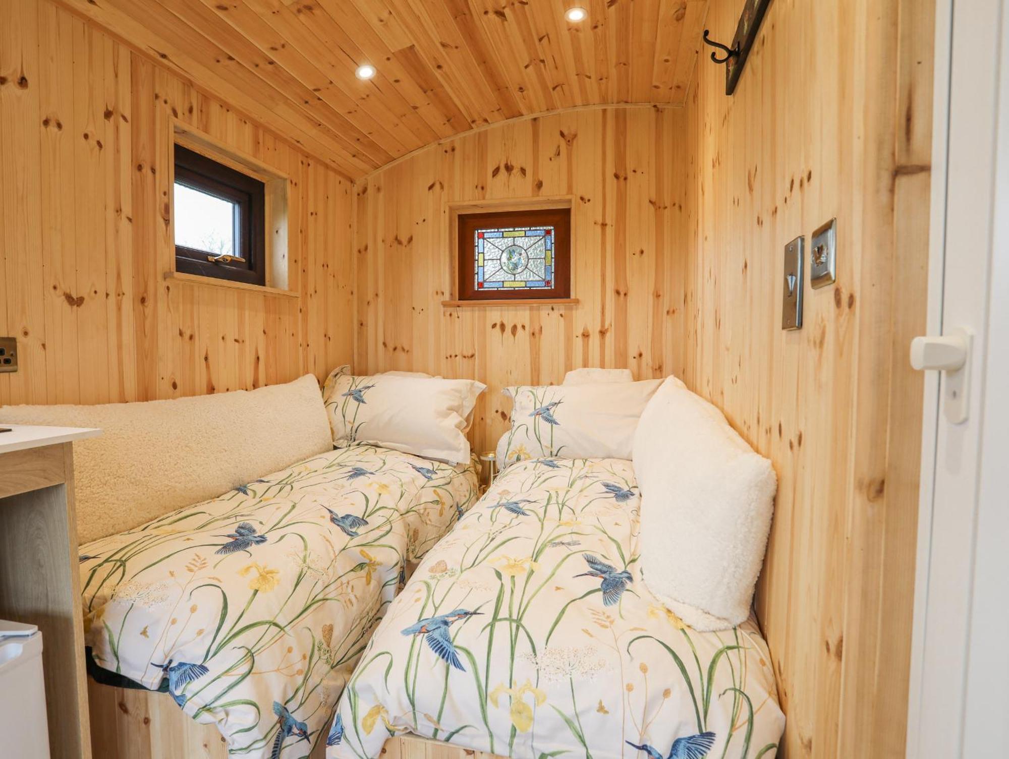 Tal Sarn Shepherd Hut Szűz Mária templom a fehér mogyorófák tavacskájánál Kültér fotó