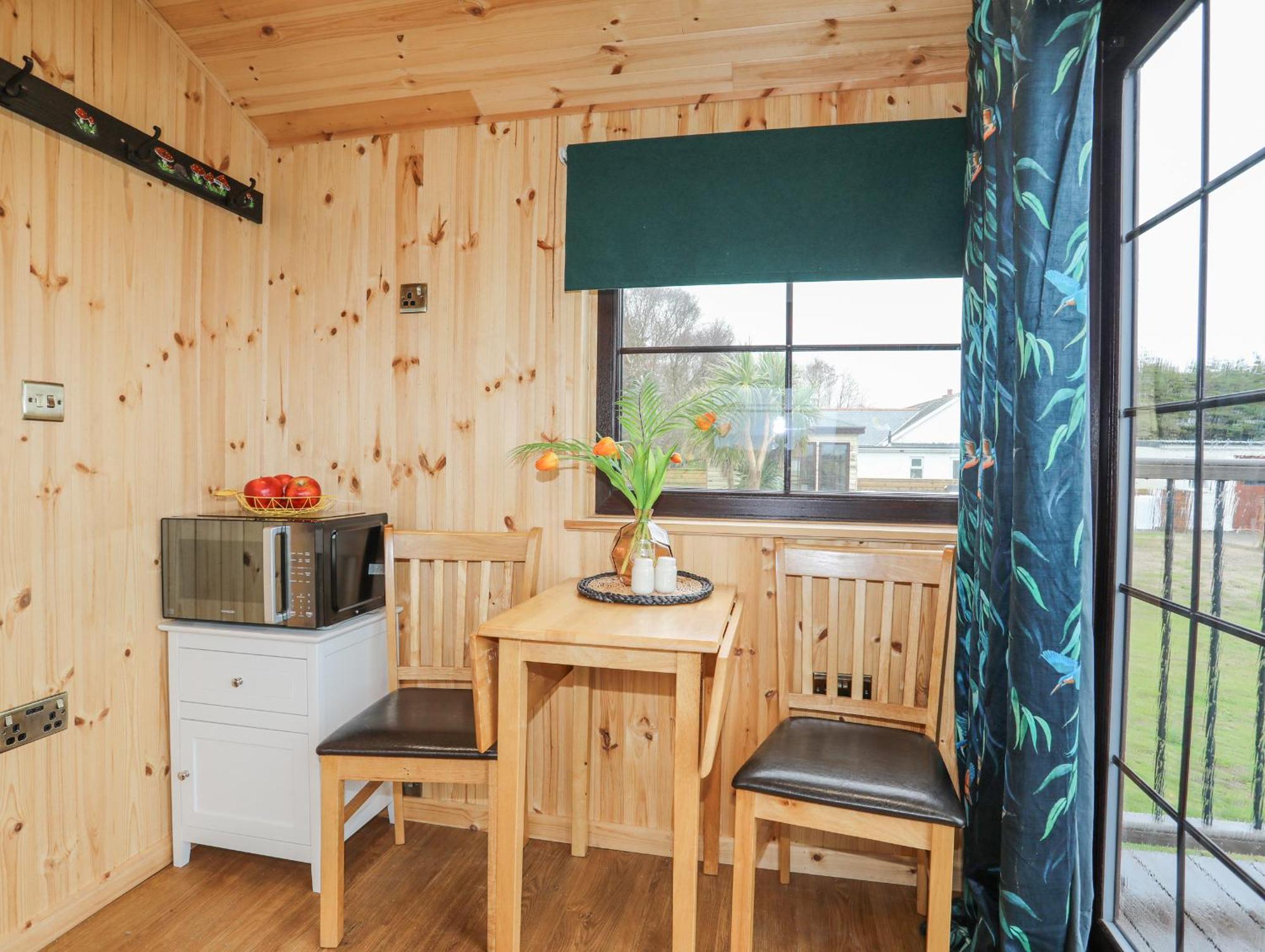 Tal Sarn Shepherd Hut Szűz Mária templom a fehér mogyorófák tavacskájánál Kültér fotó