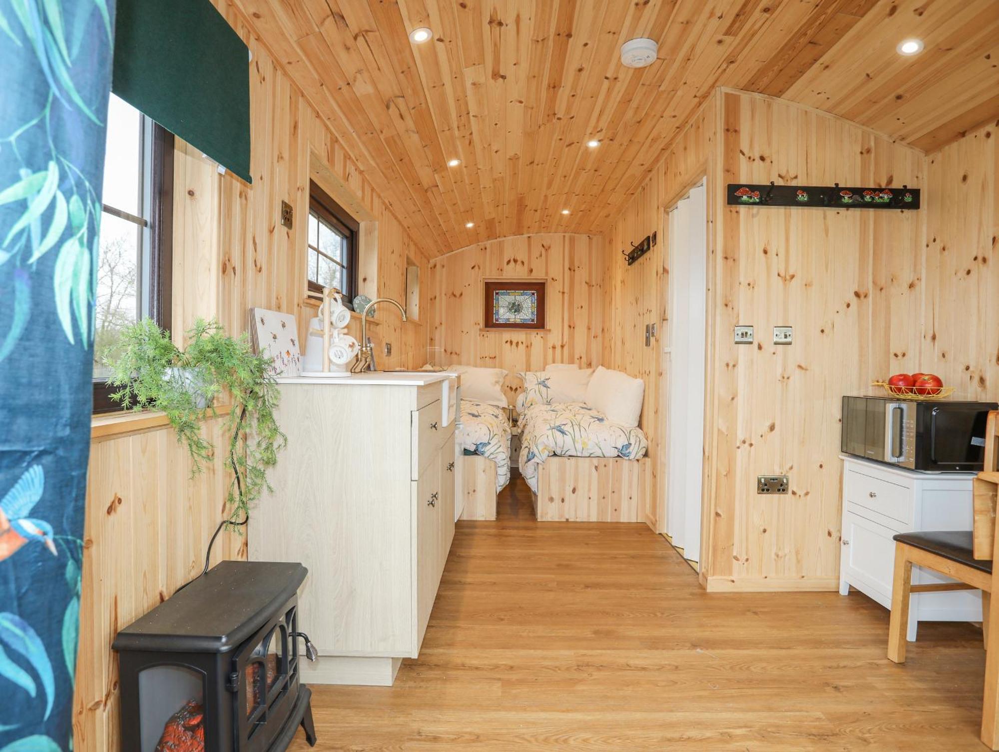 Tal Sarn Shepherd Hut Szűz Mária templom a fehér mogyorófák tavacskájánál Kültér fotó